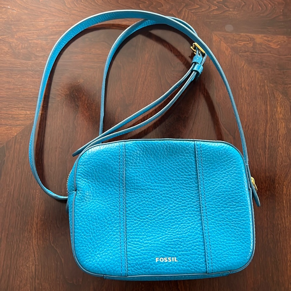 NWOT Fossil  Crossbody Blue pebbled Leather 6x8 outside pocket excellent